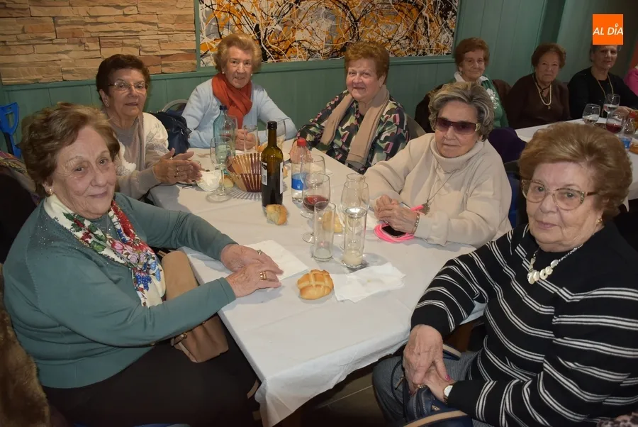 Foto 8 - Varios grupos de mujeres se van de comida en Ciudad Rodrigo con motivo de las &Aacute;guedas