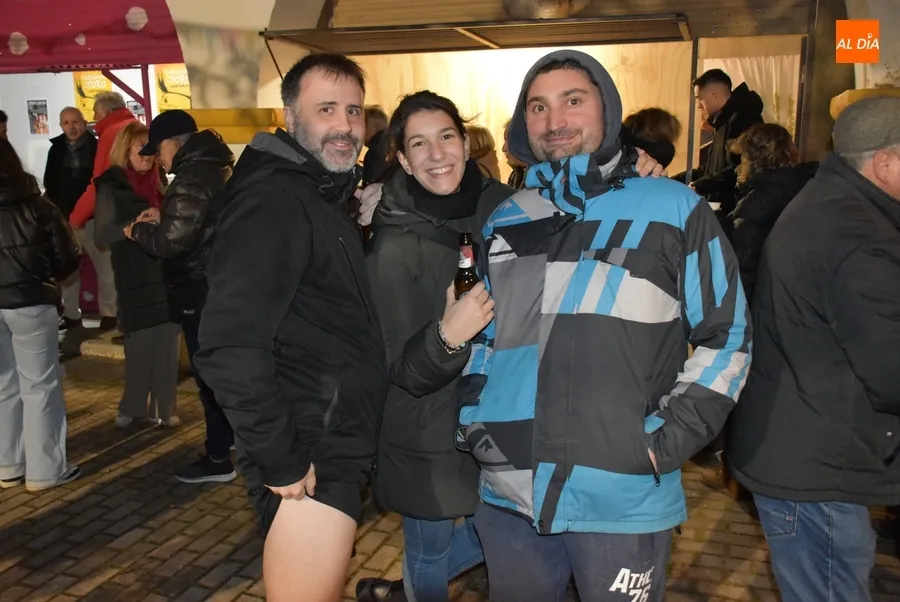 Foto 9 - Buen ambiente en la apertura de la Plazuela del Buen Alcalde pese a la complicada noche