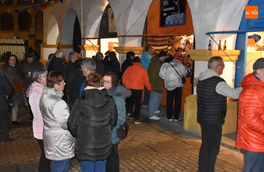 Foto 10 - Buen ambiente en la apertura de la Plazuela del Buen Alcalde pese a la complicada noche