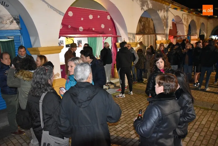 Foto 11 - Buen ambiente en la apertura de la Plazuela del Buen Alcalde pese a la complicada noche