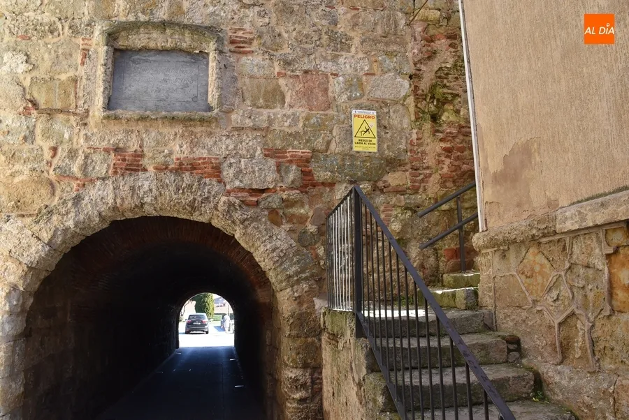 Foto 5 - Situados los carteles municipales que advierten del peligro de ca&iacute;da desde la muralla