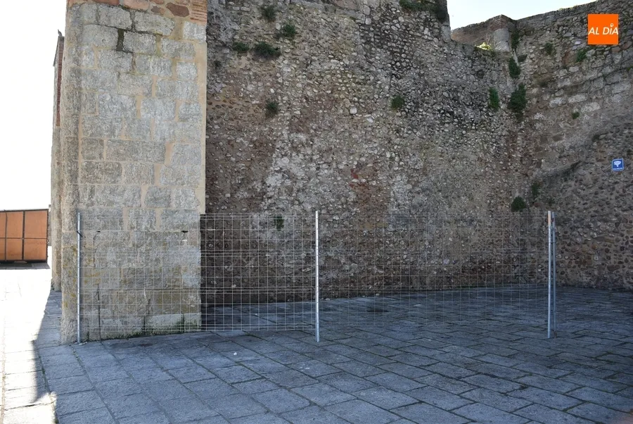 Foto 4 - Situados los carteles municipales que advierten del peligro de ca&iacute;da desde la muralla
