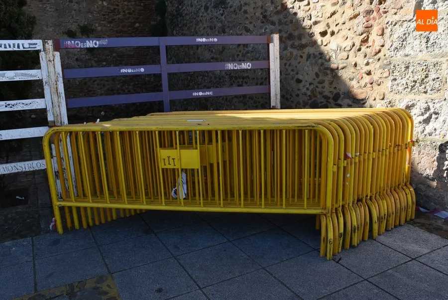 Foto 3 - Situados los carteles municipales que advierten del peligro de ca&iacute;da desde la muralla