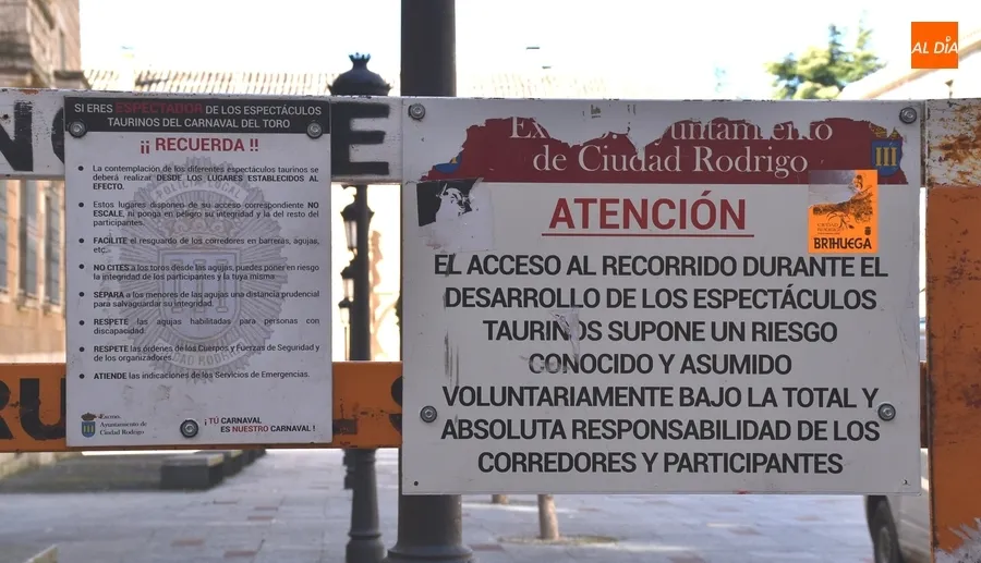 Foto 2 - Situados los carteles municipales que advierten del peligro de ca&iacute;da desde la muralla
