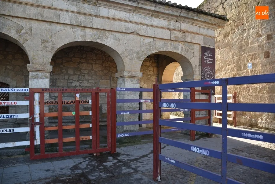 Foto 5 - Instaladas las tres nuevas puertas de seguridad anexas a la calle Madrid