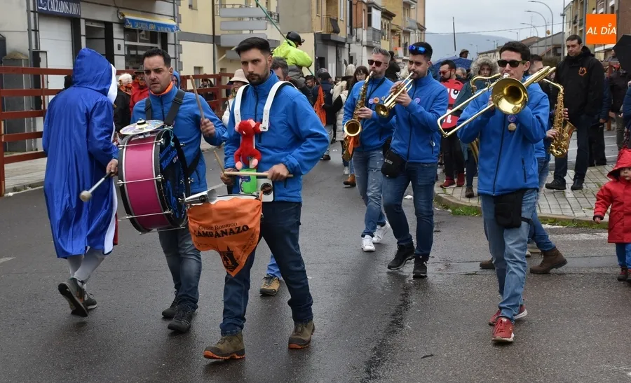 Foto 9 - Rubiales y Jennifer Hermoso tambi&eacute;n &lsquo;pican&rsquo; un Domingo de Carnaval tan musical como lluvioso