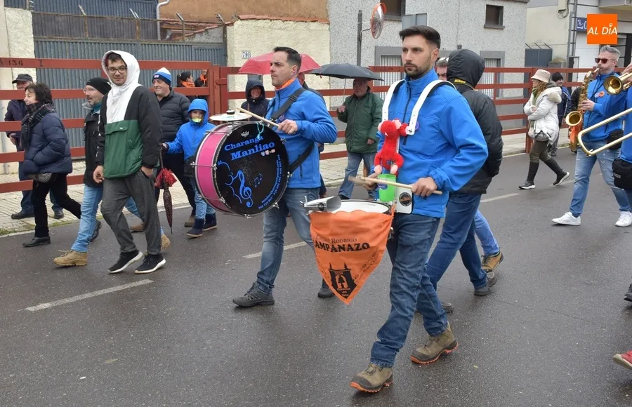 Foto 10 - Rubiales y Jennifer Hermoso tambi&eacute;n &lsquo;pican&rsquo; un Domingo de Carnaval tan musical como lluvioso