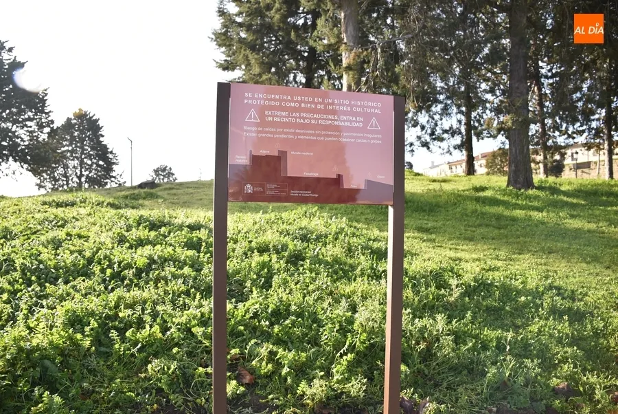 Foto 3 - El Ministerio instala carteles alertando del peligro de la muralla y su entorno