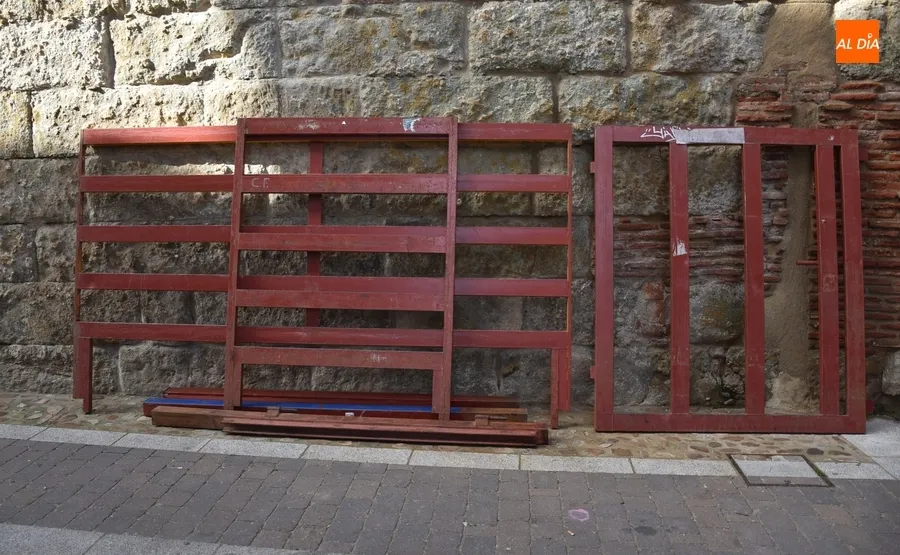 Foto 7 - Instaladas las tres nuevas puertas de seguridad anexas a la calle Madrid