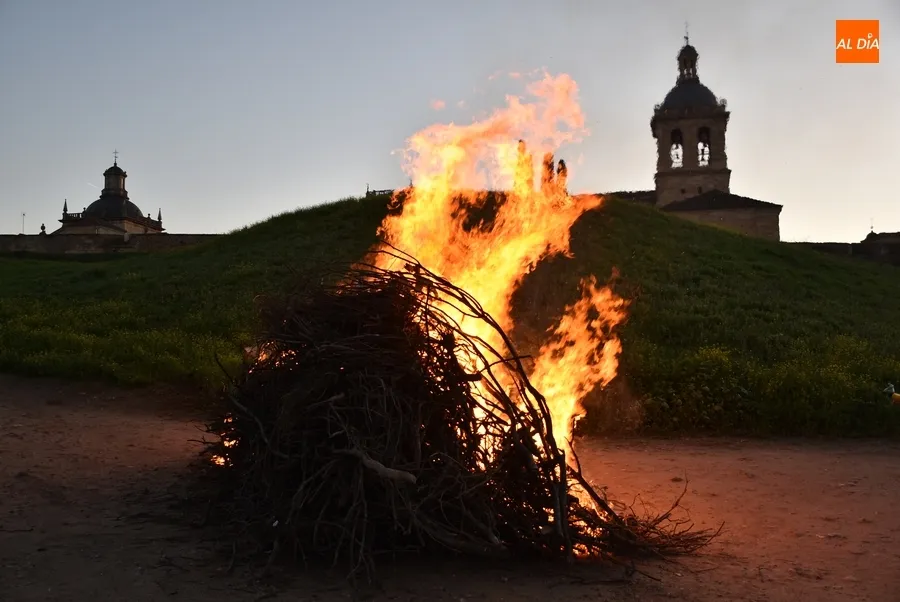 Foto 7 - Las &Aacute;guedas se suman con su hoguera al entretenid&iacute;simo s&aacute;bado precarnavalero