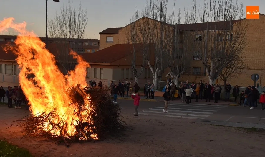 Foto 8 - Las &Aacute;guedas se suman con su hoguera al entretenid&iacute;simo s&aacute;bado precarnavalero