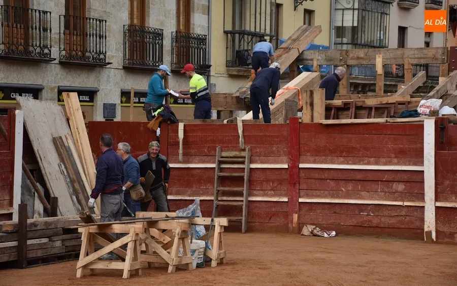 Foto 6 - Los mirobrigenses, con el &lsquo;coraz&oacute;n part&iacute;o&rsquo; el D&iacute;a de San Valent&iacute;n al ver desmontar los tablaos