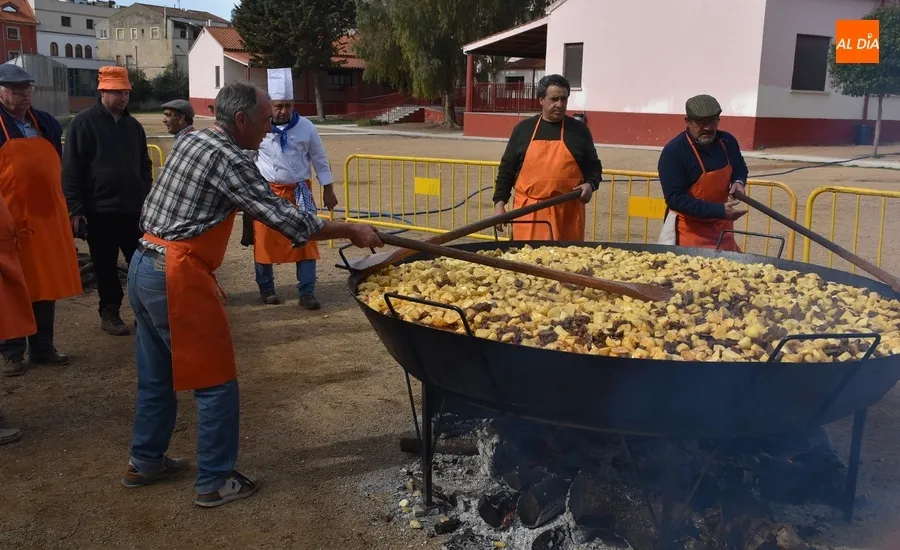 Foto 2 - Cientos y cientos de personas, de hasta 103 a&ntilde;os de edad, degustan el gran guiso de Pi&ntilde;ata