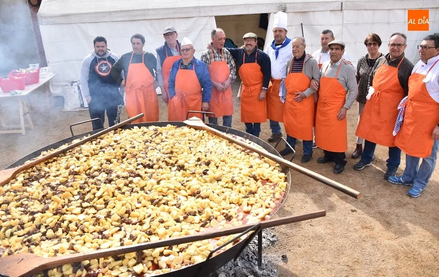 Foto 3 - Cientos y cientos de personas, de hasta 103 a&ntilde;os de edad, degustan el gran guiso de Pi&ntilde;ata