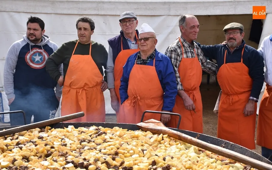Foto 4 - Cientos y cientos de personas, de hasta 103 a&ntilde;os de edad, degustan el gran guiso de Pi&ntilde;ata