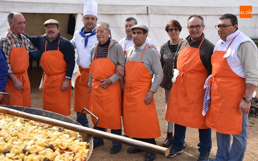 Foto 5 - Cientos y cientos de personas, de hasta 103 a&ntilde;os de edad, degustan el gran guiso de Pi&ntilde;ata