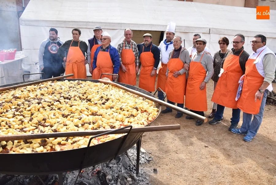 Foto 6 - Cientos y cientos de personas, de hasta 103 a&ntilde;os de edad, degustan el gran guiso de Pi&ntilde;ata