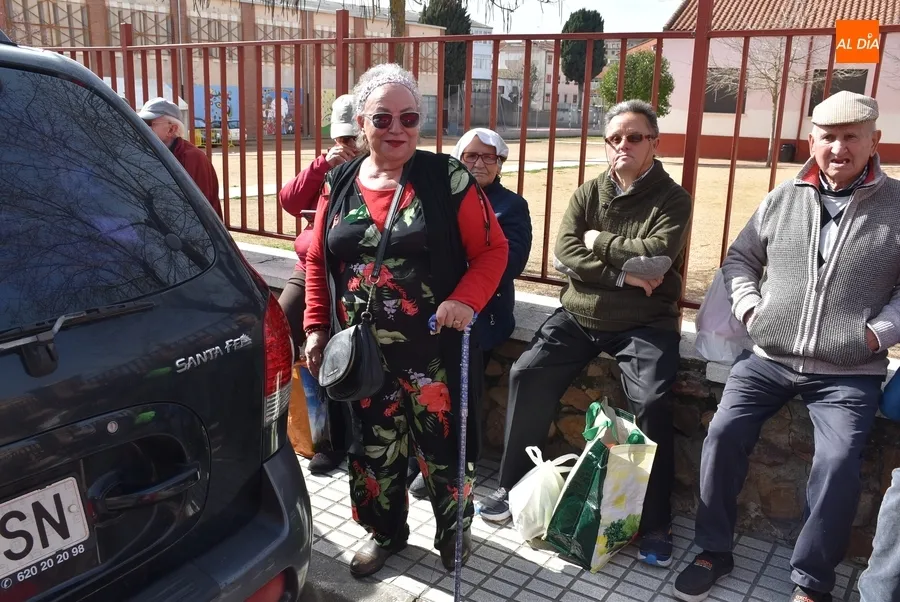 Foto 10 - Cientos y cientos de personas, de hasta 103 a&ntilde;os de edad, degustan el gran guiso de Pi&ntilde;ata