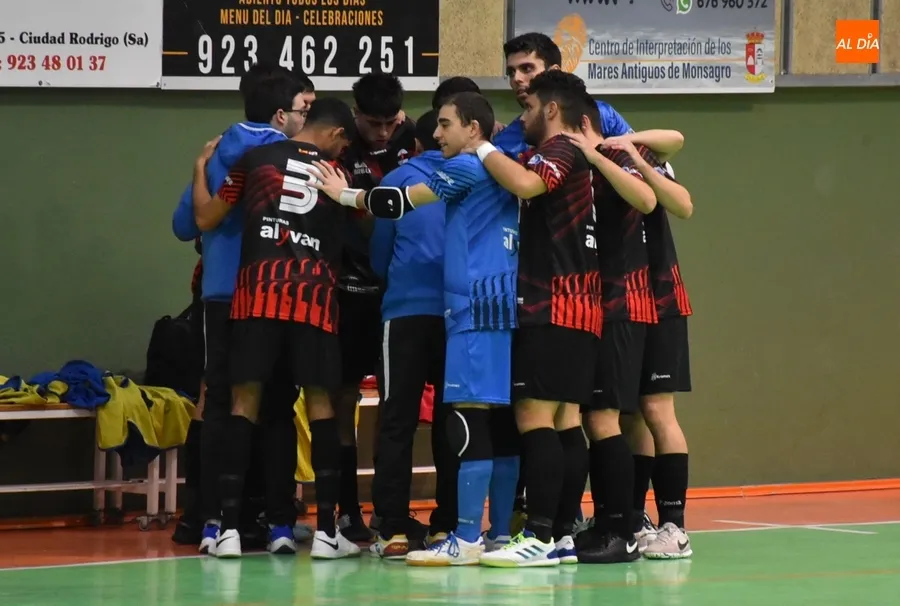 Foto 4 - El III Senior sale perdiendo de un el&eacute;ctrico toma y daca goleador ante uno de los gallitos