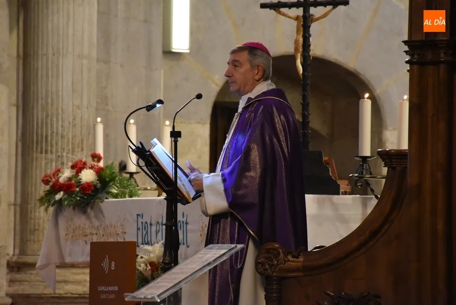 Foto 2 - El diestro Pablo Aguado, entre los receptores de la ceniza en la Catedral mirobrigense