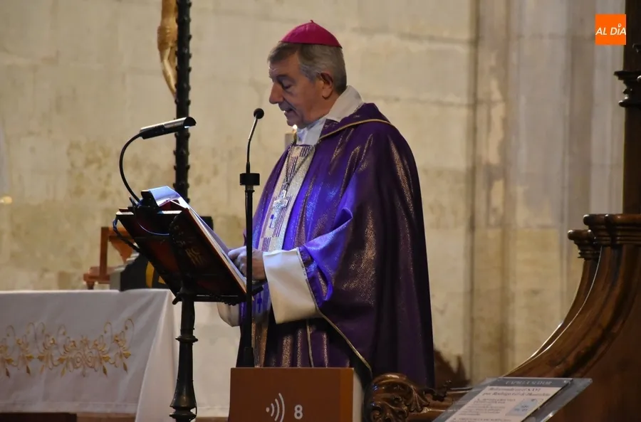 Foto 3 - El diestro Pablo Aguado, entre los receptores de la ceniza en la Catedral mirobrigense