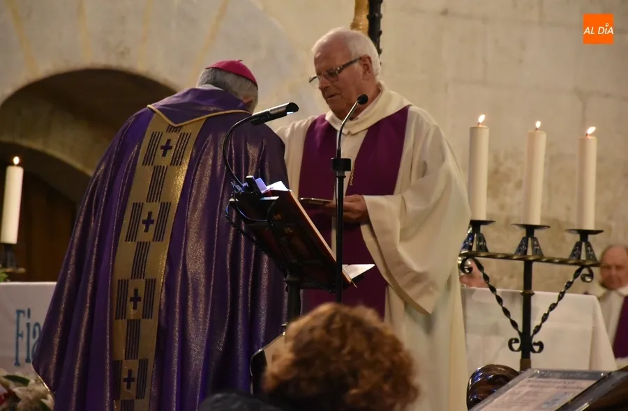 Foto 5 - El diestro Pablo Aguado, entre los receptores de la ceniza en la Catedral mirobrigense