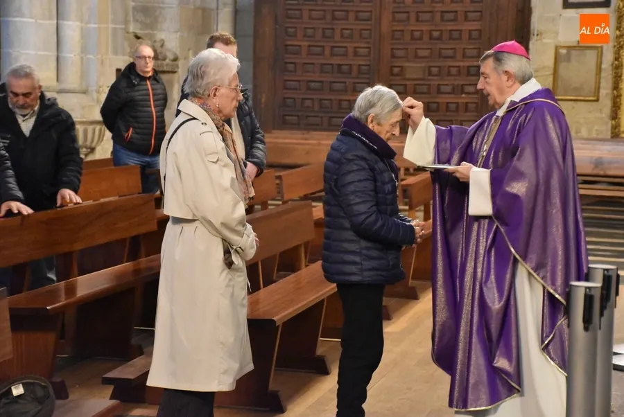 Foto 6 - El diestro Pablo Aguado, entre los receptores de la ceniza en la Catedral mirobrigense