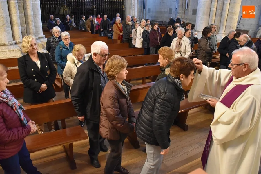 Foto 8 - El diestro Pablo Aguado, entre los receptores de la ceniza en la Catedral mirobrigense