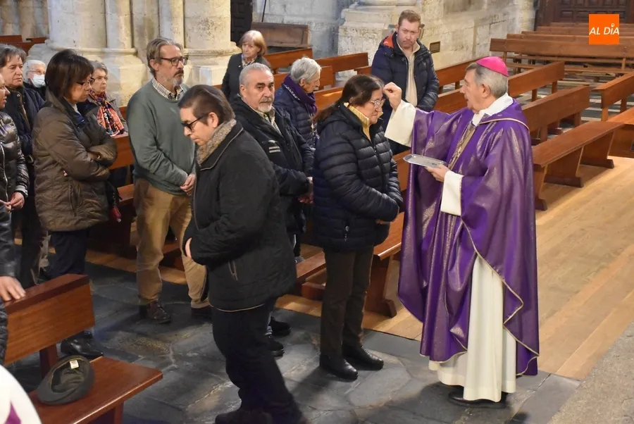 Foto 9 - El diestro Pablo Aguado, entre los receptores de la ceniza en la Catedral mirobrigense