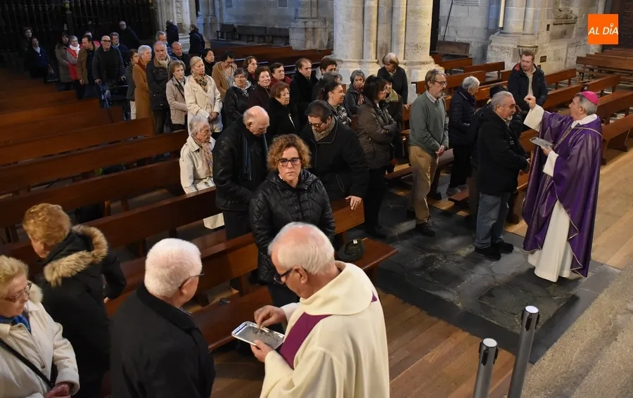 Foto 10 - El diestro Pablo Aguado, entre los receptores de la ceniza en la Catedral mirobrigense