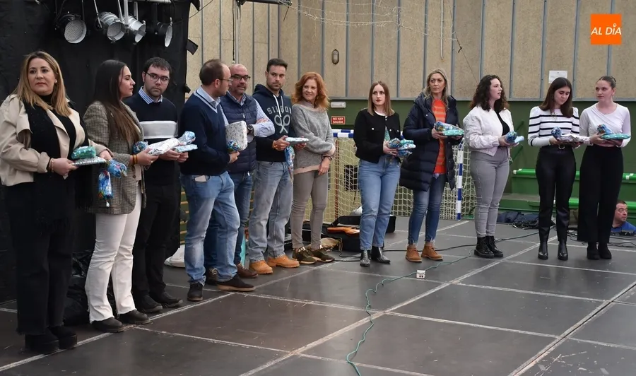 Foto 2 - Los premiados en los concursos carnavaleros reciben sus recompensas