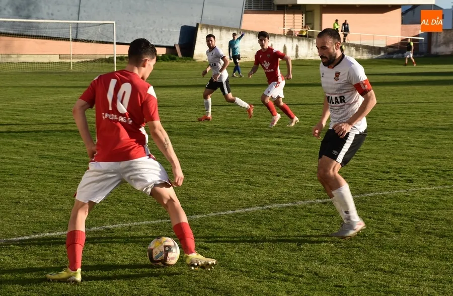 Foto 2 - El Ciudad Rodrigo se queda como l&iacute;der en solitario al pinchar el Mansill&eacute;s y salvar su p&aacute;jara final