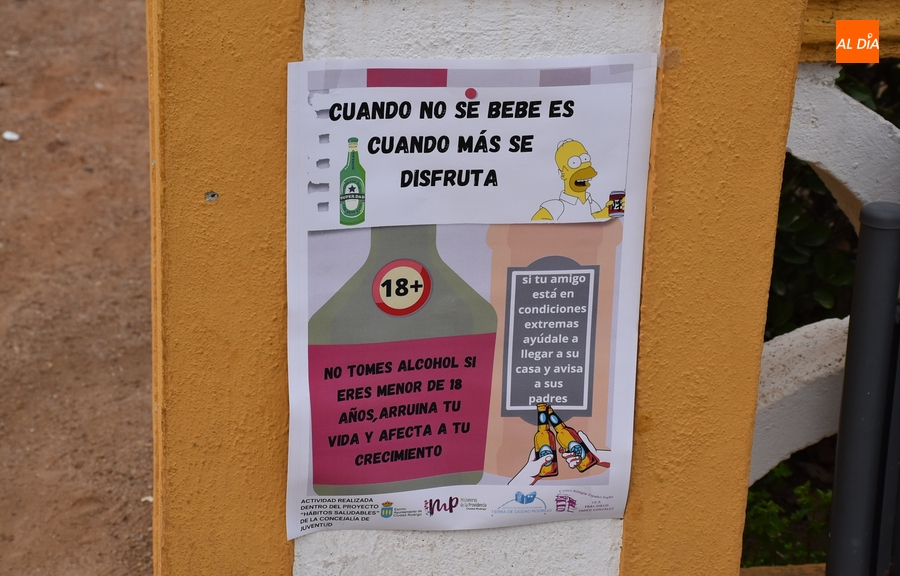 Foto 2 - Alumnos del IES Tierra y Misioneras pegan carteles para fomentar hábitos saludables