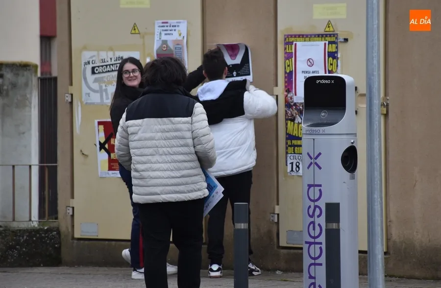 Foto 3 - Alumnos del IES Tierra y Misioneras pegan carteles para fomentar h&aacute;bitos saludables