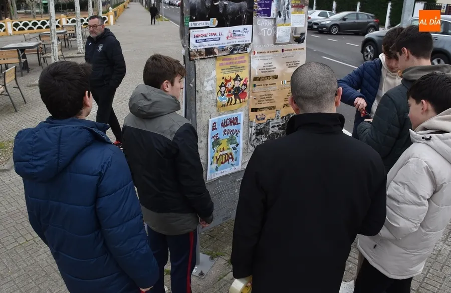 Foto 4 - Alumnos del IES Tierra y Misioneras pegan carteles para fomentar h&aacute;bitos saludables