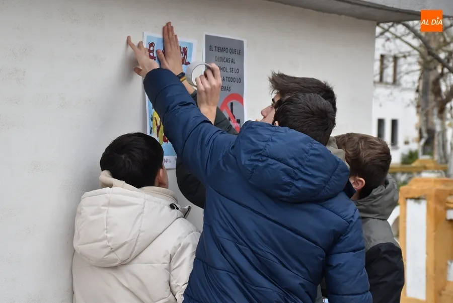 Foto 6 - Alumnos del IES Tierra y Misioneras pegan carteles para fomentar h&aacute;bitos saludables