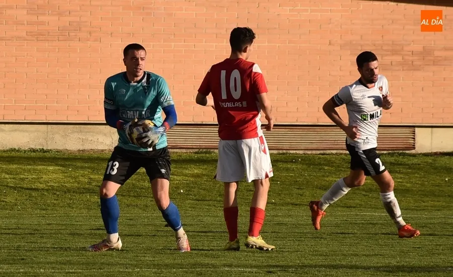 Foto 7 - El Ciudad Rodrigo se queda como l&iacute;der en solitario al pinchar el Mansill&eacute;s y salvar su p&aacute;jara final
