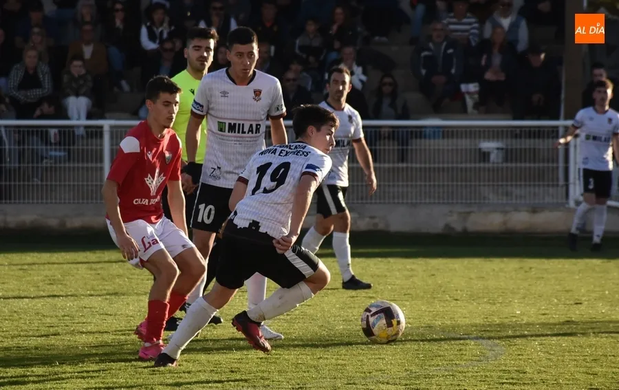 Foto 8 - El Ciudad Rodrigo se queda como l&iacute;der en solitario al pinchar el Mansill&eacute;s y salvar su p&aacute;jara final