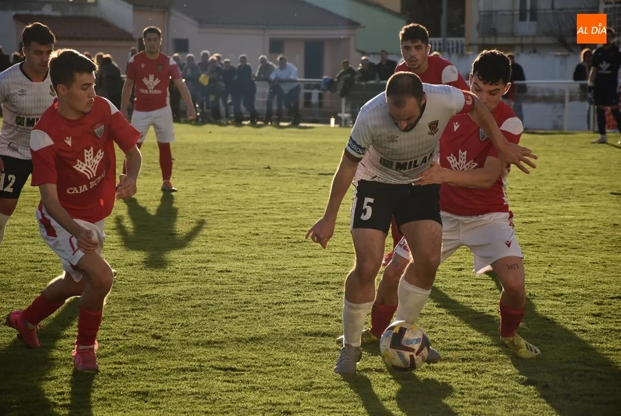 Foto 10 - El Ciudad Rodrigo se queda como l&iacute;der en solitario al pinchar el Mansill&eacute;s y salvar su p&aacute;jara final