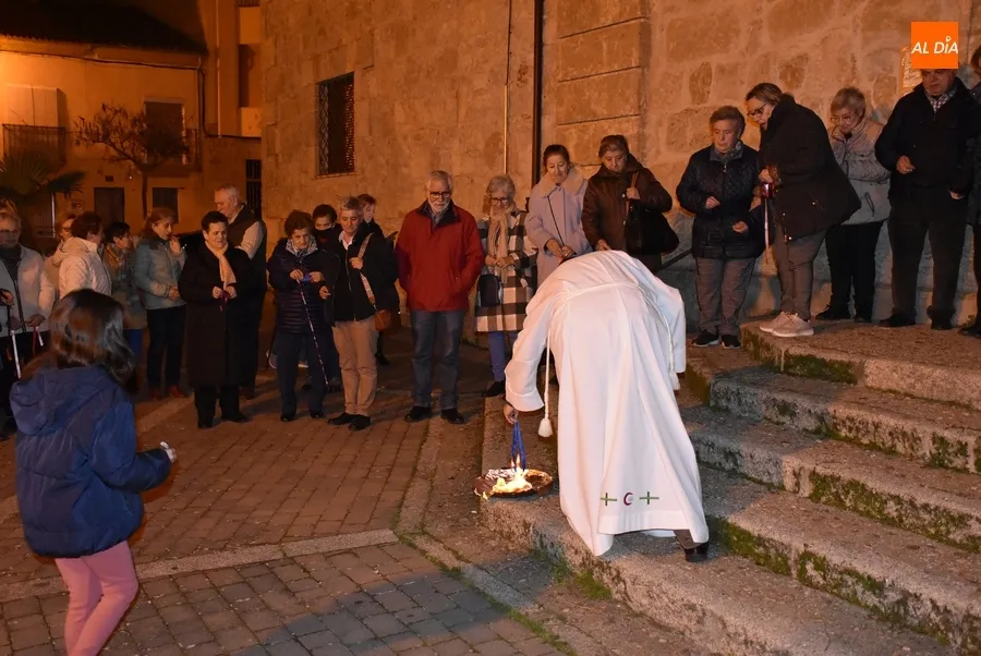 Foto 3 - Fieles de San Crist&oacute;bal queman juntos sus gargantillas de San Blas