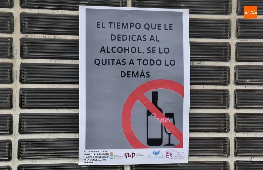 Foto 8 - Alumnos del IES Tierra y Misioneras pegan carteles para fomentar h&aacute;bitos saludables