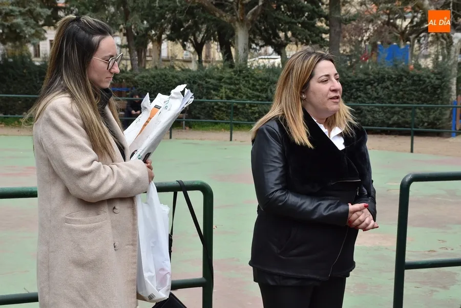 Foto 9 - Alumnos del IES Tierra y Misioneras pegan carteles para fomentar h&aacute;bitos saludables