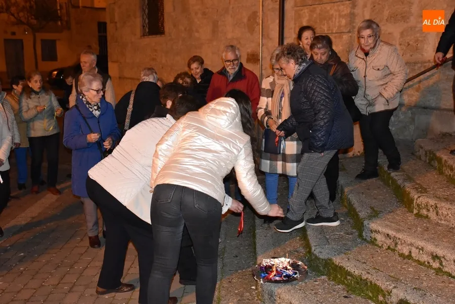 Foto 4 - Fieles de San Crist&oacute;bal queman juntos sus gargantillas de San Blas