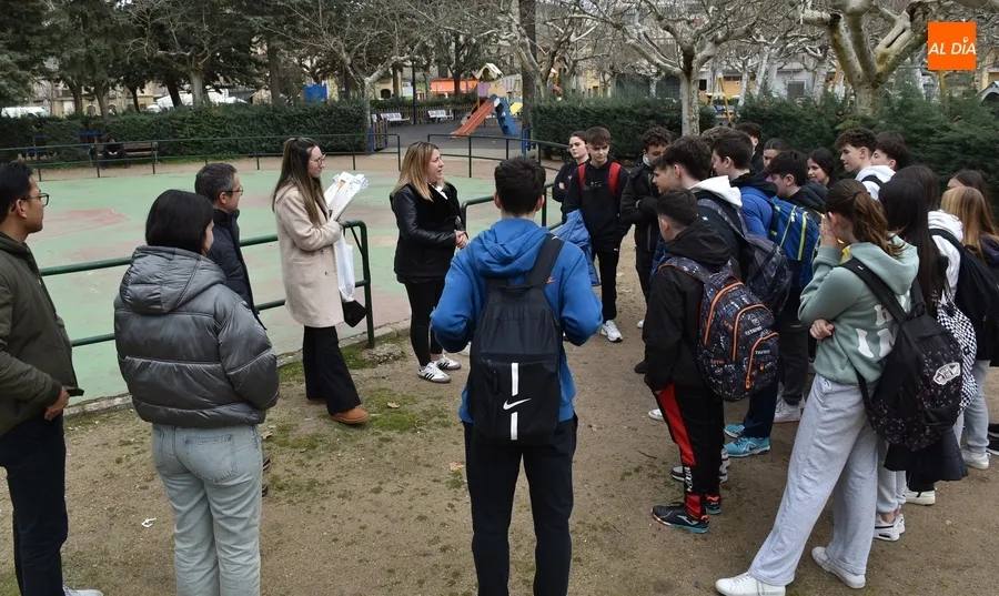 Foto 10 - Alumnos del IES Tierra y Misioneras pegan carteles para fomentar h&aacute;bitos saludables