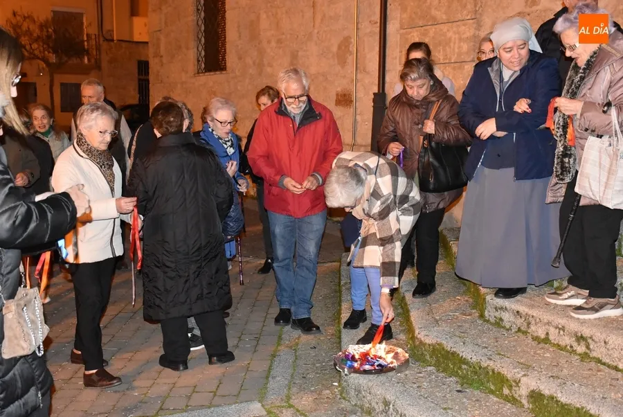 Foto 5 - Fieles de San Crist&oacute;bal queman juntos sus gargantillas de San Blas