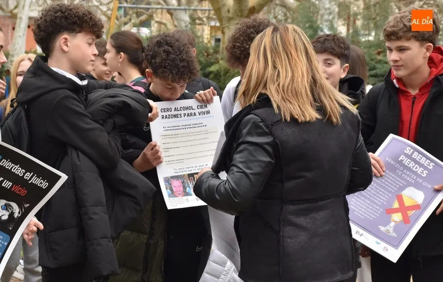 Foto 11 - Alumnos del IES Tierra y Misioneras pegan carteles para fomentar h&aacute;bitos saludables