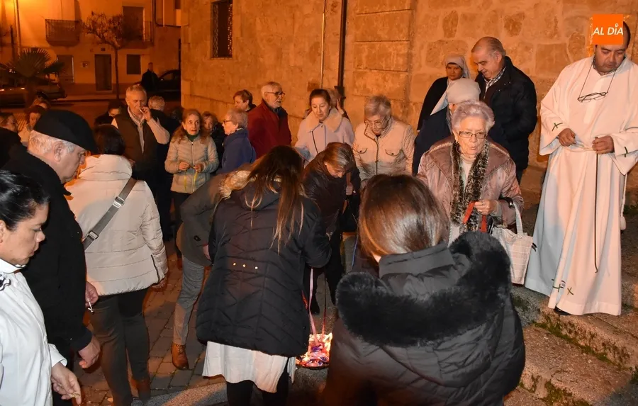Foto 6 - Fieles de San Crist&oacute;bal queman juntos sus gargantillas de San Blas
