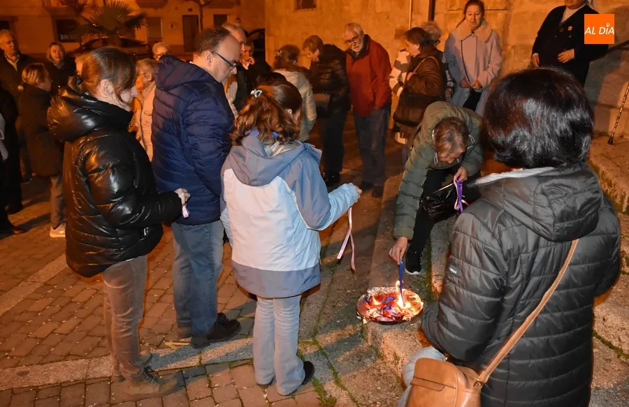 Foto 7 - Fieles de San Crist&oacute;bal queman juntos sus gargantillas de San Blas
