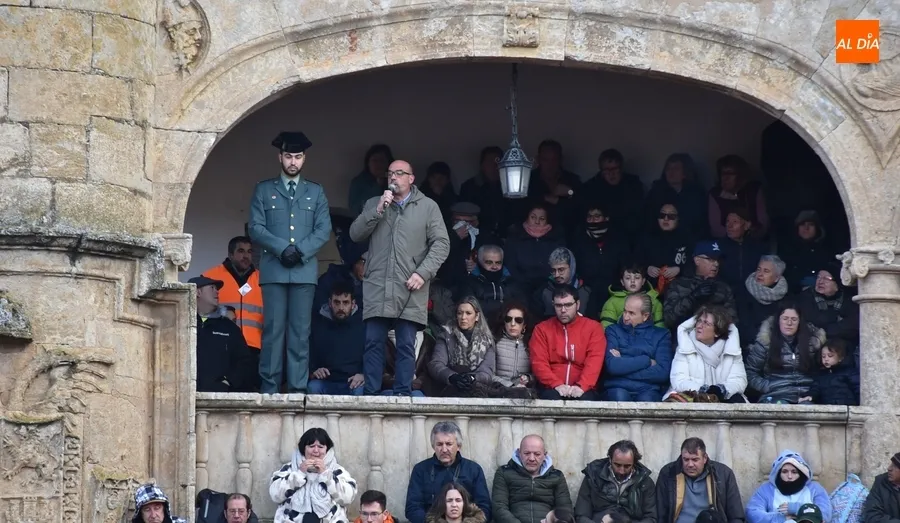 Foto 2 - El Carnaval guarda un minuto de silencio por los guardias civiles asesinados en Barbate