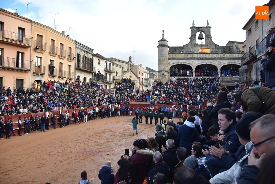 Foto 3 - El Carnaval guarda un minuto de silencio por los guardias civiles asesinados en Barbate